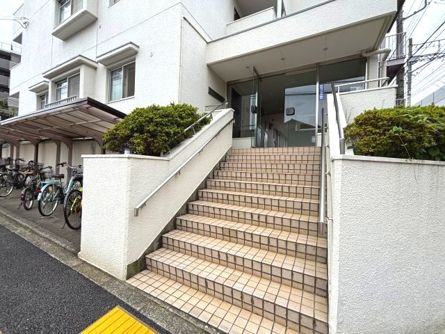 清掃が行き届き、住まう人に安心感を与えるエントランス。