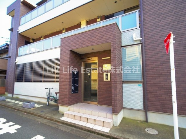 小平市花小金井１丁目のアパートのエントランス