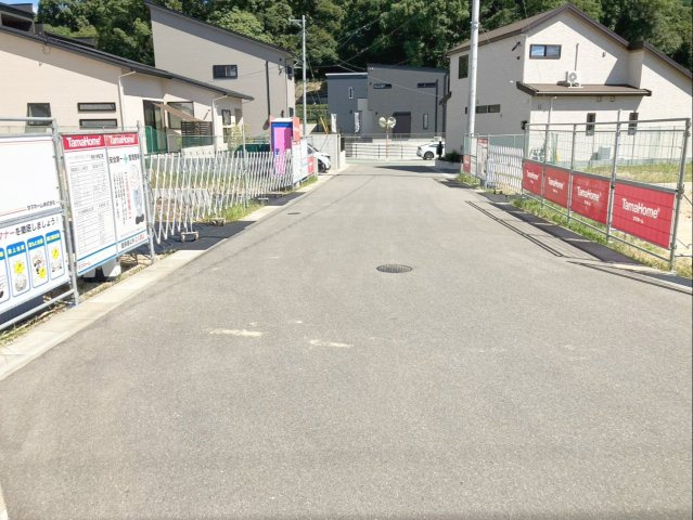 タマタウン須恵赤坂Ⅲの前面道路含む現地写真|幅員：6ｍ