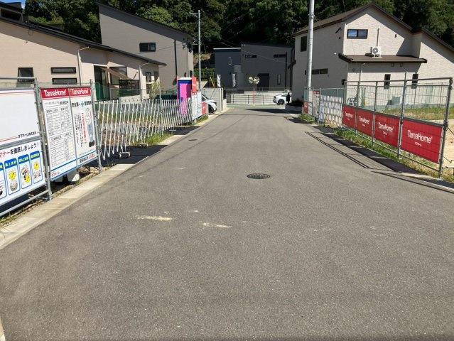タマタウン須恵赤坂Ⅲの前面道路含む現地写真|幅員：6ｍ