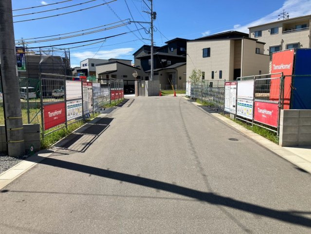 タマタウン須恵赤坂Ⅲの前面道路含む現地写真|幅員：6ｍ