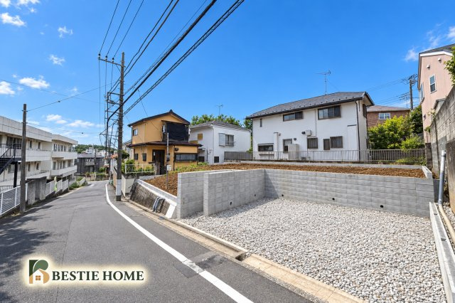 ■BESTie美邸100選■江田駅　歩き11分♪土地185.28㎡×駐車2台×全室南向きの前面道路含む現地写真