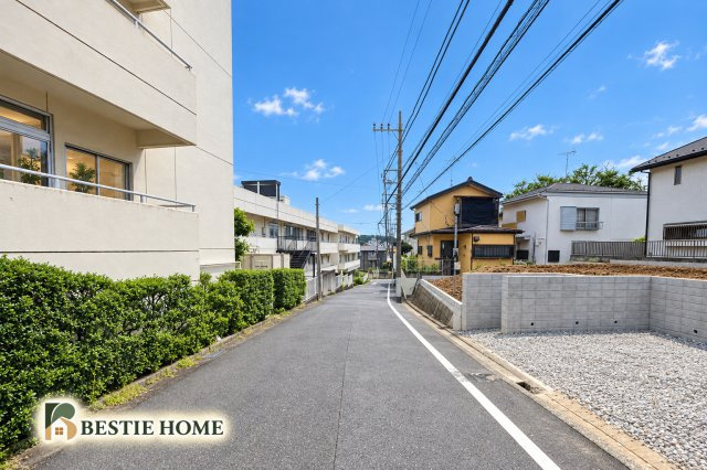 ■BESTie美邸100選■江田駅　歩き11分♪土地185.28㎡×駐車2台×全室南向きの前面道路含む現地写真