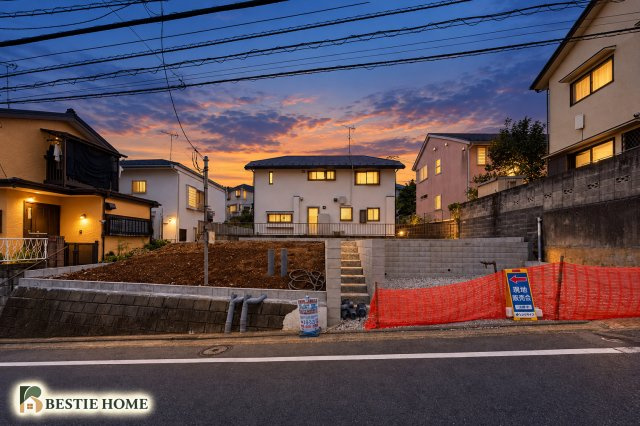■BESTie美邸100選■江田駅　歩き11分♪土地185.28㎡×駐車2台×全室南向きの前面道路含む現地写真