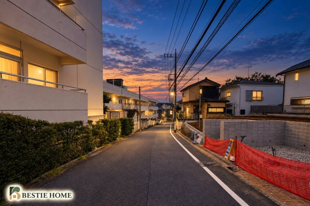 ■BESTie美邸100選■江田駅　歩き11分♪土地185.28㎡×駐車2台×全室南向きの前面道路含む現地写真