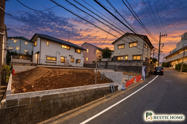 ■BESTie美邸100選■江田駅　歩き11分♪土地185.28㎡×駐車2台×全室南向きの前面道路含む現地写真