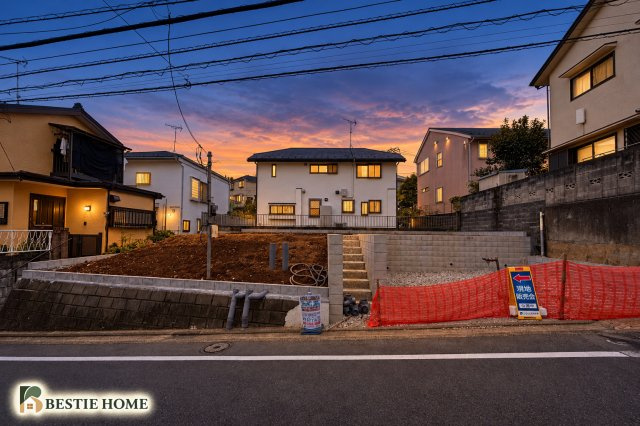 ■BESTie美邸100選■江田駅　歩き11分♪土地185.28㎡×駐車2台×全室南向きの前面道路含む現地写真