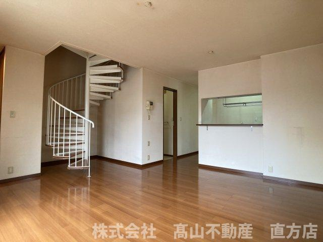 中間市中央２丁目のアパートの居間・リビング