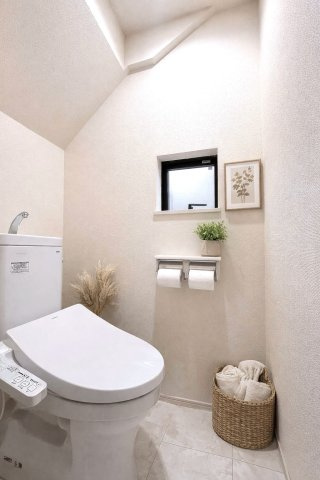 葛飾区西水元２丁目新築分譲住宅　限定１棟のトイレ|【トイレ】
清潔・快適・節水も。ウォシュレット付きトイレが、見えないところで暮らしをスマートに整えます※施工例