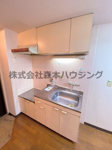 【キッチン】 | 　マンションからたち | ※同タイプ別室の写真を使用しています。
　設備内容や色調など相違がある場合は実際のお部屋の現状優先となります。