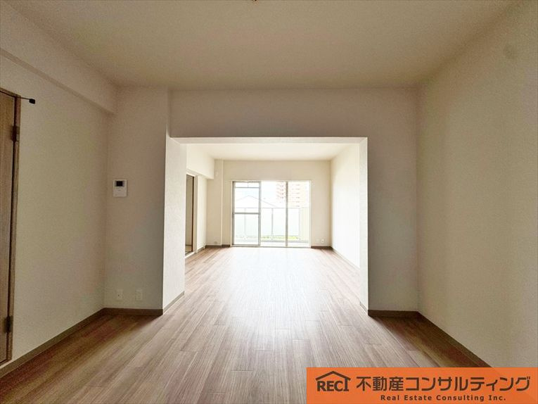 香枦園パークマンションの居間・リビング|両面バルコニーで通風良好です！