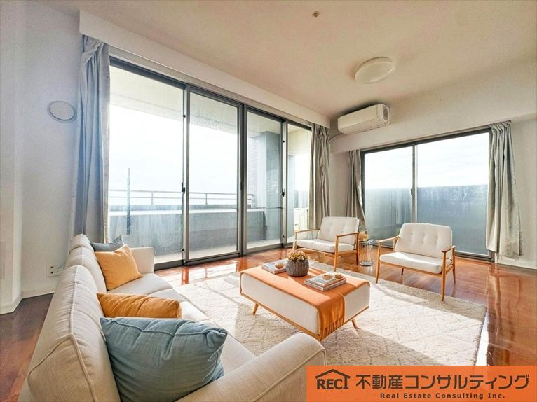 リビオ六甲高羽ガーデンスクエアの居間・リビング|南西向き×角部屋で陽当たり・眺望良好です！