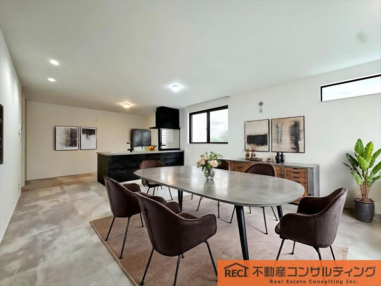 神戸市灘区鶴甲2丁目　中古戸建の居間・リビング|鶴甲小学校徒歩5分！お子様の通学も安心の距離です♪