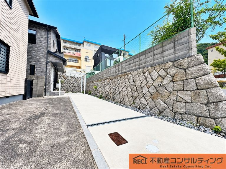 神戸市灘区鶴甲2丁目　中古戸建の駐車場