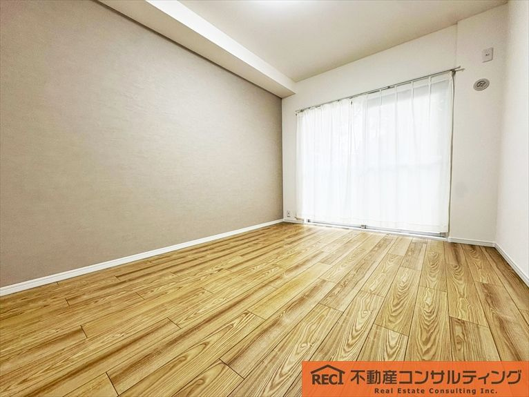 深江ロイヤルマンションの洋室