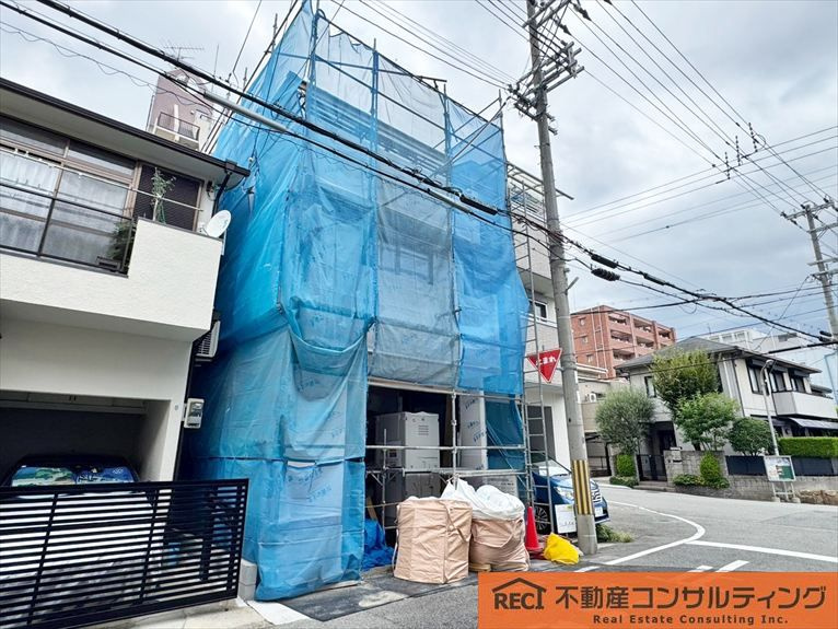 神戸市灘区友田町2丁目　新築戸建の前面道路含む現地写真|成徳小学校徒歩4分でお子様の通学も安心♪