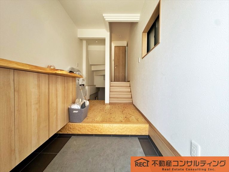 西宮市松並町　中古戸建の玄関