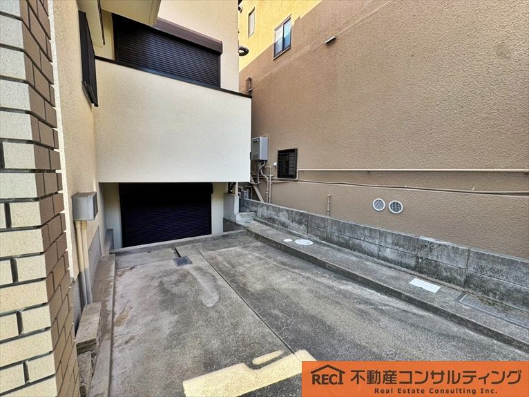 西宮市松並町　中古戸建の駐車場