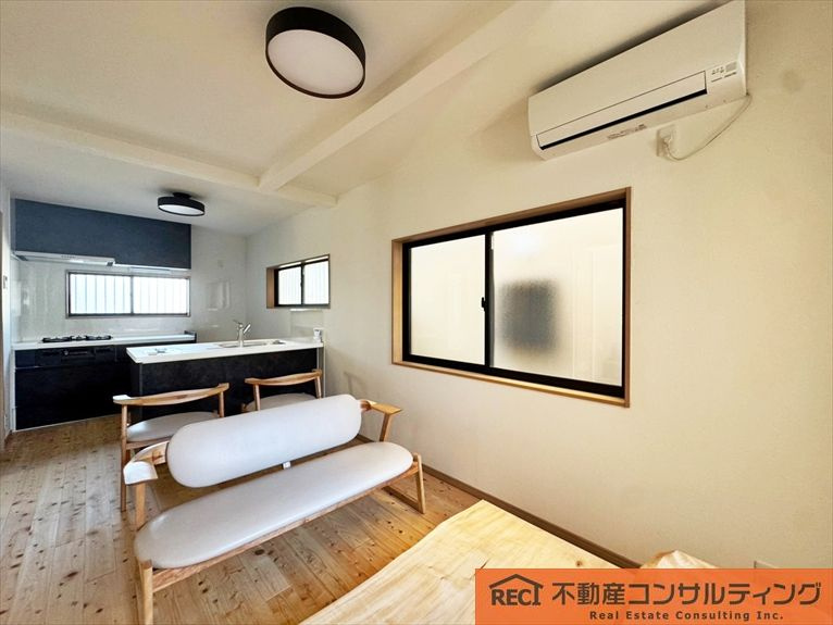 西宮市松並町　中古戸建の居間・リビング
