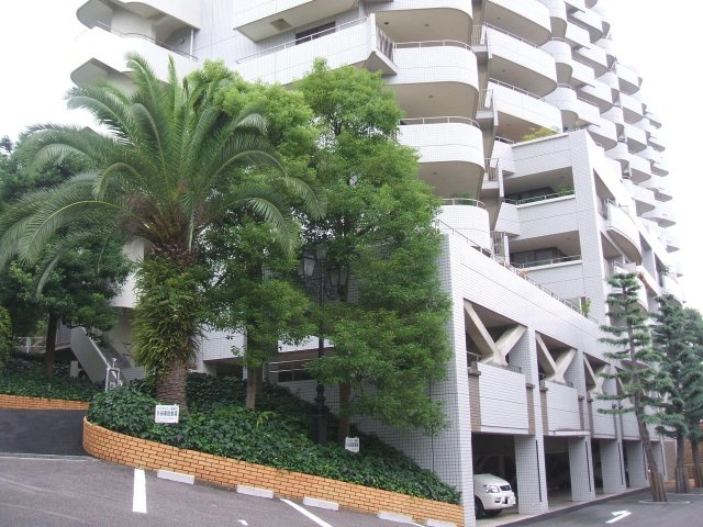 敷地内に緑があり、植栽の連なりが作り出す美しい景観を演出しております♪