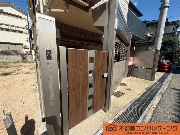 西宮市小松南町1丁目　中古戸建のエントランス