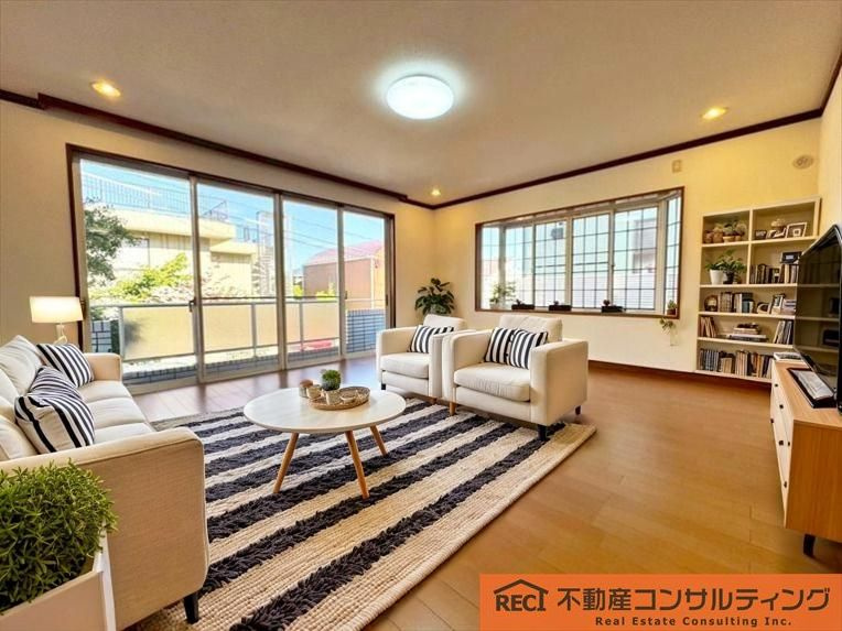西宮市苦楽園二番町　中古戸建の居間・リビング|前面道路、6ｍあります