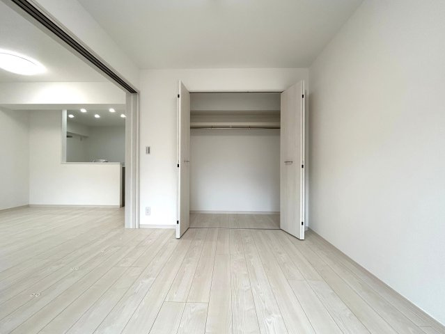 新横浜に住まう利便性の高さは説明要らず！！ライブも「庭」で楽しめるこの街の魅力は計り知れない！！４方向角部屋の無敵さで、もう暗いだなんて言わせませんよ！！な、【シェヌ新横浜】リフォームの洋室|明るい洋室です