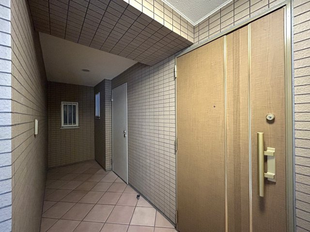 新横浜に住まう利便性の高さは説明要らず！！ライブも「庭」で楽しめるこの街の魅力は計り知れない！！４方向角部屋の無敵さで、もう暗いだなんて言わせませんよ！！な、【シェヌ新横浜】リフォームの玄関|玄関です