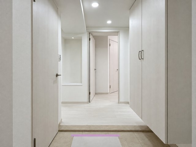 新横浜に住まう利便性の高さは説明要らず！！ライブも「庭」で楽しめるこの街の魅力は計り知れない！！４方向角部屋の無敵さで、もう暗いだなんて言わせませんよ！！な、【シェヌ新横浜】リフォームの玄関|きれいな玄関です