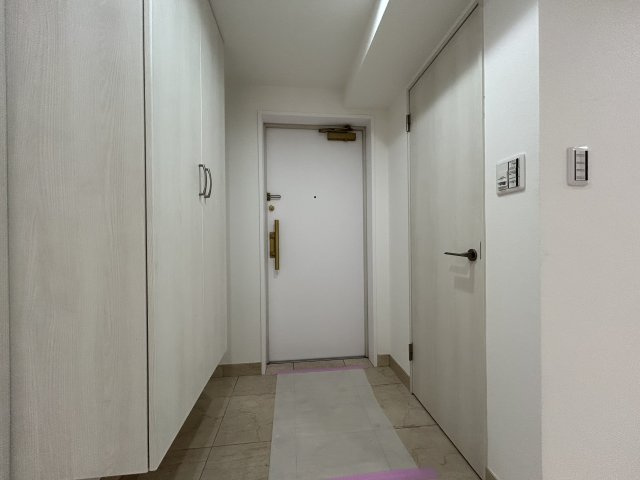 新横浜に住まう利便性の高さは説明要らず！！ライブも「庭」で楽しめるこの街の魅力は計り知れない！！４方向角部屋の無敵さで、もう暗いだなんて言わせませんよ！！な、【シェヌ新横浜】リフォームの玄関|明るい玄関です