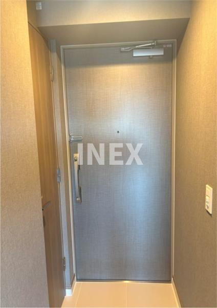 横浜市中区曙町２丁目の賃貸マンションの玄関
