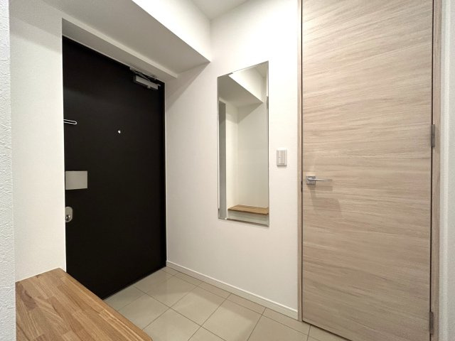 もはや３部屋と言ってもイイでしょう！！うまく間取り設計され、この面積にしては狭さ感じないアッパレな逸品！！角部屋の良さを最大限に引き出した魅惑の物件と言えば、そう、【ミオカステーロ新横浜Ⅳ】リフォームの玄関|シンプルで使いやすい玄関です