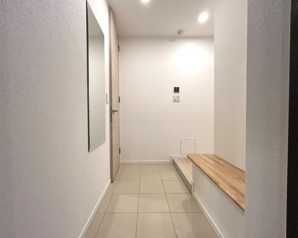 もはや３部屋と言ってもイイでしょう！！うまく間取り設計され、この面積にしては狭さ感じないアッパレな逸品！！角部屋の良さを最大限に引き出した魅惑の物件と言えば、そう、【ミオカステーロ新横浜Ⅳ】リフォームの玄関|落ち着いた玄関です
