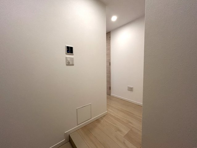もはや３部屋と言ってもイイでしょう！！うまく間取り設計され、この面積にしては狭さ感じないアッパレな逸品！！角部屋の良さを最大限に引き出した魅惑の物件と言えば、そう、【ミオカステーロ新横浜Ⅳ】リフォームの内装|物件の内装です