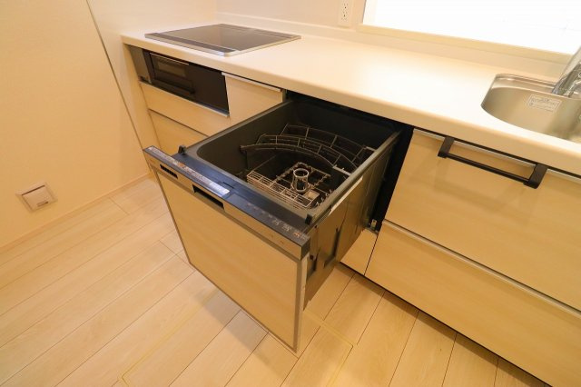 新築戸建・新築建売　郡山市安積荒井三丁目　安積第一小・安積中のキッチン|食器洗浄乾燥機が後片付けをサポート！食事後の家族のくつろぎタイムをゆっくり確保できます！