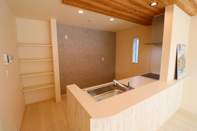 新築戸建・新築建売　郡山市安積荒井三丁目　安積第一小・安積中のキッチン|収納棚付きのキッチンスペースはアクセントクロスがおしゃれ！