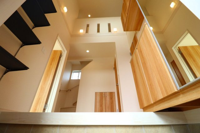 新築戸建・新築建売　郡山市安積荒井三丁目　安積第一小・安積中の玄関|玄関上部吹抜けで天井が高く開放的な空間です！