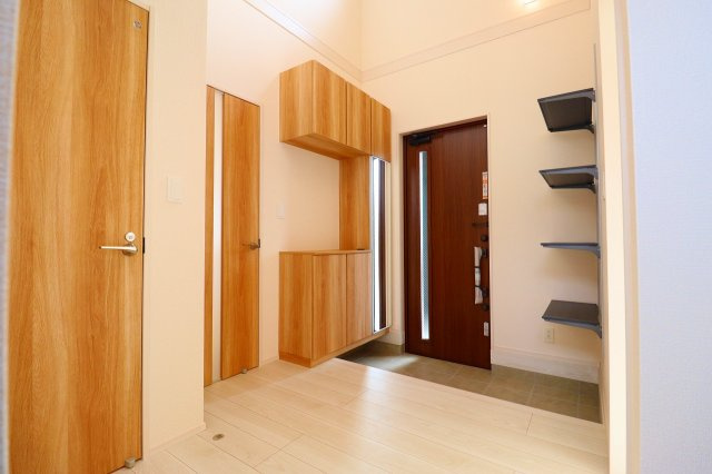 新築戸建・新築建売　郡山市安積荒井三丁目　安積第一小・安積中の玄関|大容量のシューズボックスと可動式の棚があり収納豊富な玄関スペース。