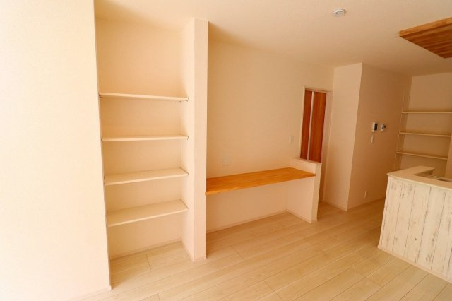 新築戸建・新築建売　郡山市安積荒井三丁目　安積第一小・安積中の居間・リビング|リビングには収納棚と、お子様のお勉強や作業場として便利なカウンター付き！