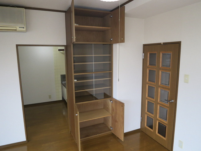 富士ビルの設備|リビングにある食器棚です♪