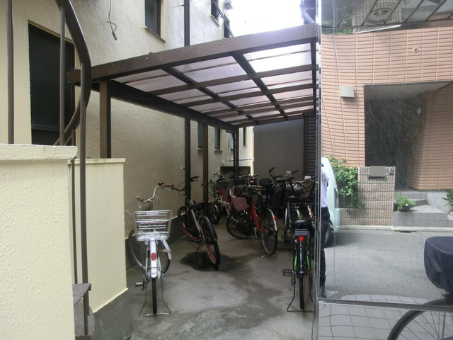 富士ビルのその他共用部分|屋根付き駐輪場。