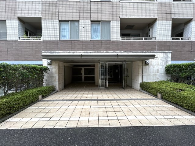 【リノベ／クレッセント新横浜イルドマーニ】のエントランス|ゆとりのあるエントランスです