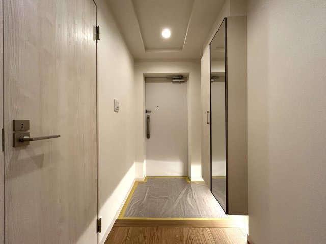 せっかくの新居だからこそ、見たまんまの世界観でスタートするもの悪くない。家具もエアコンもそのまま一緒にどうぞ！な、住む人のことを考えられた【クレッセント新横浜イルドマーニ】リノベーションの玄関|シンプルで使いやすい玄関です
