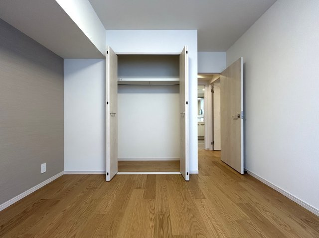 せっかくの新居だからこそ、見たまんまの世界観でスタートするもの悪くない。家具もエアコンもそのまま一緒にどうぞ！な、住む人のことを考えられた【クレッセント新横浜イルドマーニ】リノベーションの洋室|きれいな洋室です