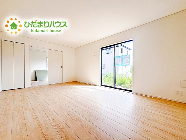 【居間・リビング】 | 石岡市若松第8　新築戸建　1号棟 | 開放感あるLDKを確保！家族が集まるリビングはゆったり過ごしリフレッシュする場として居心地の良い空間にしたいですね。