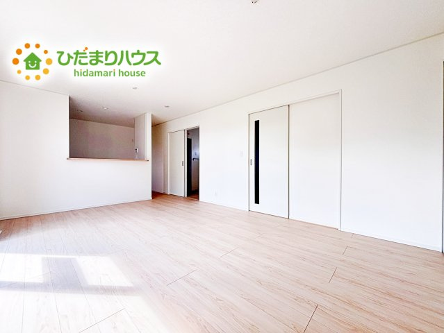 【居間・リビング】 | 石岡市若松第8　新築戸建　1号棟 | 南側にお庭があり、明るく開放感のあるリビング。昼間は、電気いらずでエコ+節約にもなります。