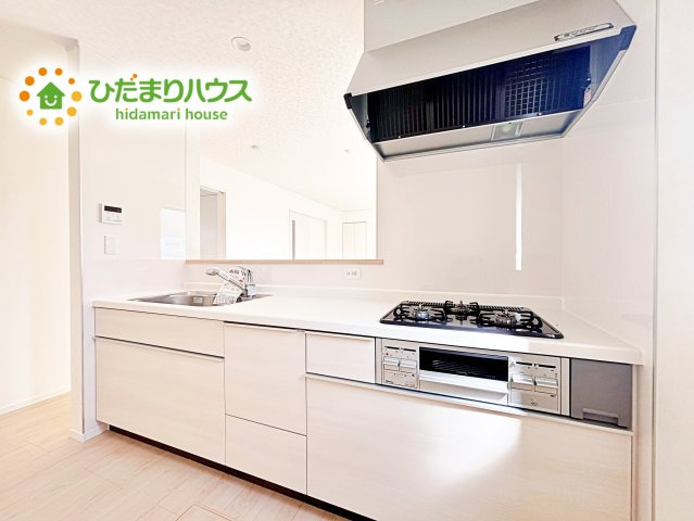 【キッチン】 | 石岡市若松第8　新築戸建　1号棟 | 家族でのコミュニケーションがとれる対面型システムキッチン。横一列にシンクとコンロをまとめたシンプルな形です。動きやすさとスタイリッシュなデザインが魅力。