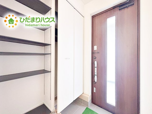 【玄関】 | 石岡市若松第8　新築戸建　1号棟 | ゆったりと明るい玄関がご家族や来客をお出迎え。機能的な大型シューズボックスはアレンジ自在でしっかりと収納できます。