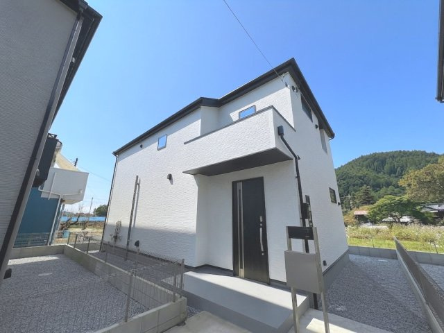 日の出町大久野の外観|【3号棟】ホワイトとブラックのツートンカラーがお洒落な新築分譲住宅の外観写真です。
明るい日差しの中で、洗練されたデザインが目を引きます。駐車場スペースもあり、快適な生活が想像できる物件です。