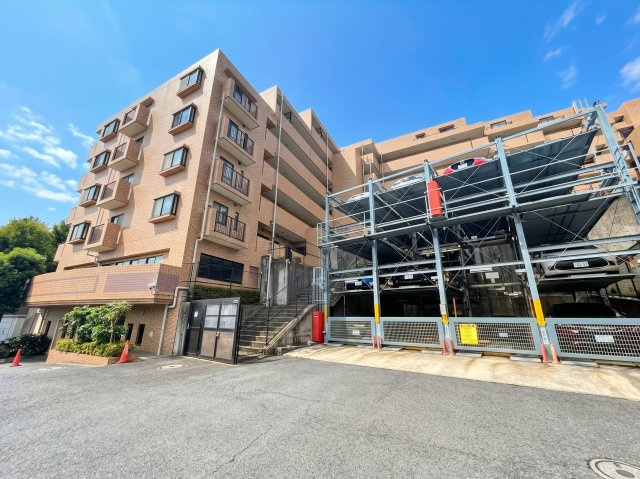 藤和ライブタウン戸塚の駐車場|◆管理体制良好なマンションです。清潔感のあるエントランスに開放感のある住環境。